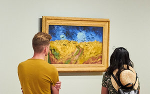 Twee bezoekers in het museum bij Korenveld met kraaien van Vincent van Gogh. Foto: Tomek Dersu Aaron