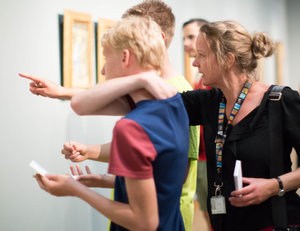 Een museumdocent wijst twee leerlingen iets bijzonders aan in het museum tijdens een rondleiding voor voortgezet onderwijs. Foto: Brenda Roos