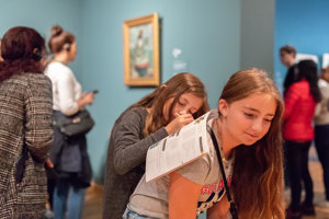 Twee meisjes op zoek naar Van Goghs schilderijen tijdens de speurtocht in het museum (foto: Brenda Roos)