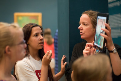 Leerlingen uit het voortgezet onderwijs in gesprek met de museumdocent over het werk van Vincent van Gogh. Foto: Brenda Roos