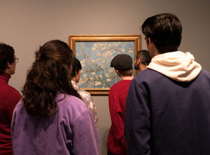 Bezoekers bij het schilderij Amandelbloesem van Vincent van Gogh in het Van Gogh Museum